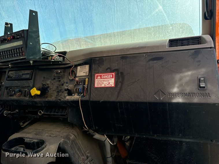 image for item DW2317 2000 International 4900  dump truck