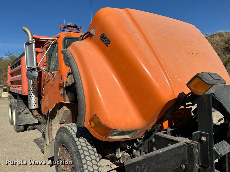 image for item DW2317 2000 International 4900  dump truck