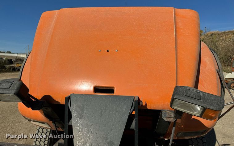 image for item DW2317 2000 International 4900  dump truck