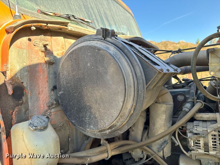 image for item DW2317 2000 International 4900  dump truck