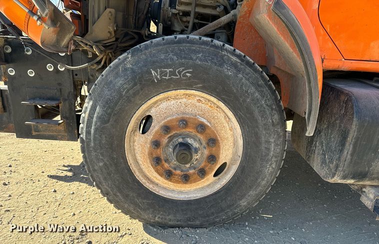 image for item DW2317 2000 International 4900  dump truck