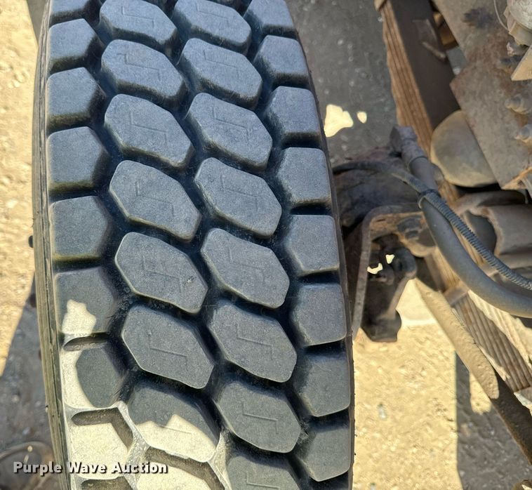 image for item DW2317 2000 International 4900  dump truck