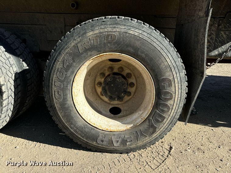 image for item DW2317 2000 International 4900  dump truck