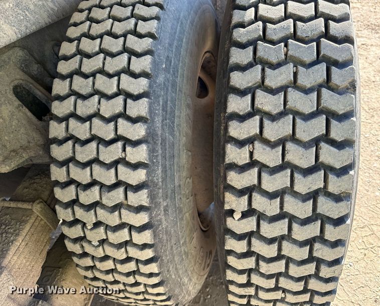 image for item DW2317 2000 International 4900  dump truck