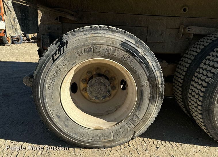 image for item DW2317 2000 International 4900  dump truck