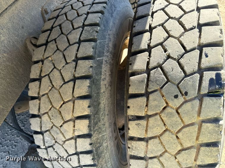 image for item DW2317 2000 International 4900  dump truck