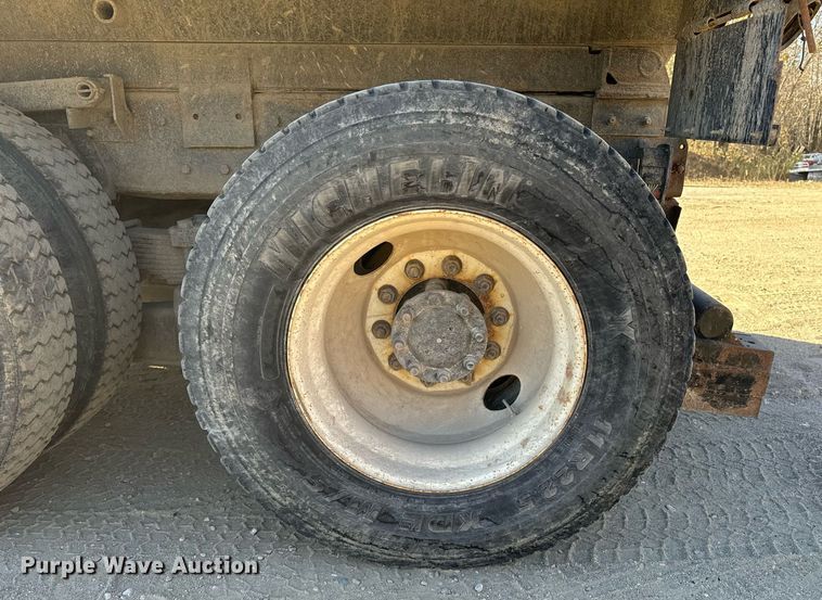 image for item DW2317 2000 International 4900  dump truck