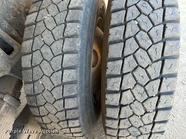 image for item DW2317 2000 International 4900  dump truck