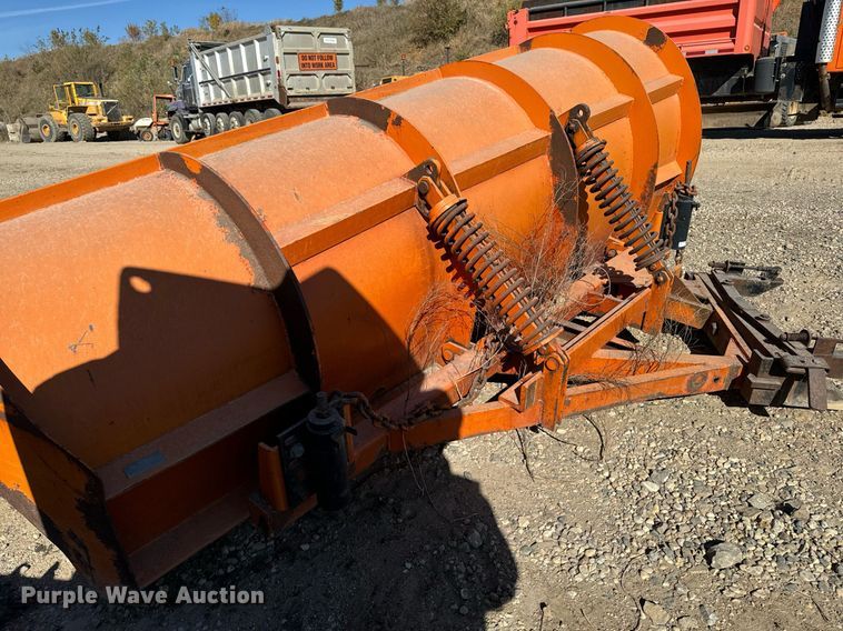 image for item DW2317 2000 International 4900  dump truck