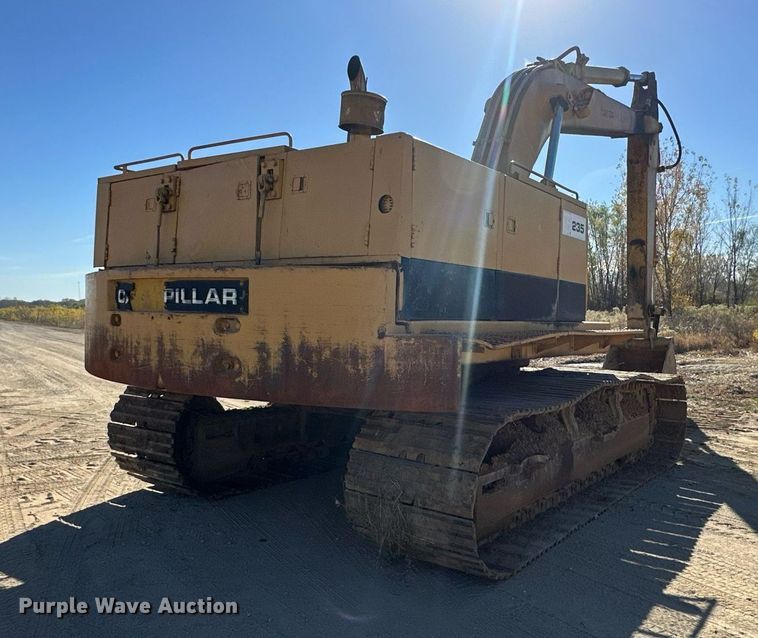 image for item DW2322 Caterpillar 235 excavator