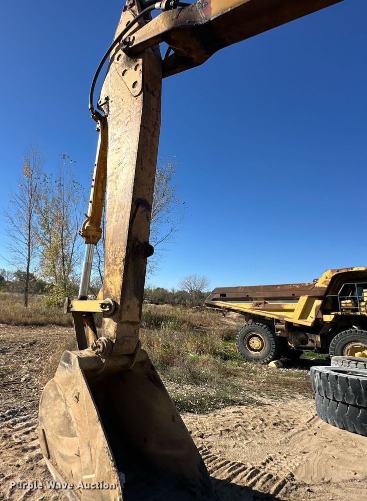 image for item DW2322 Caterpillar 235 excavator