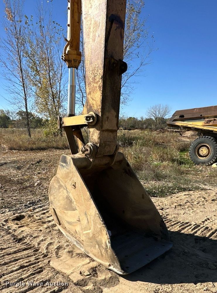 image for item DW2322 Caterpillar 235 excavator