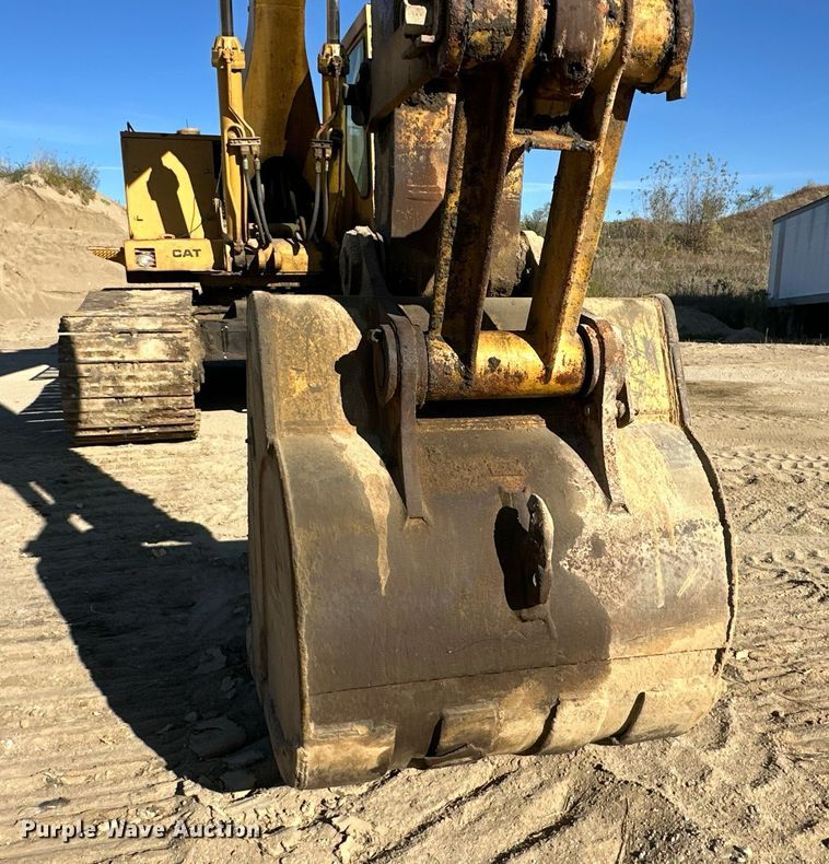 image for item DW2322 Caterpillar 235 excavator