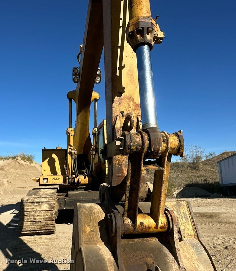 image for item DW2322 Caterpillar 235 excavator