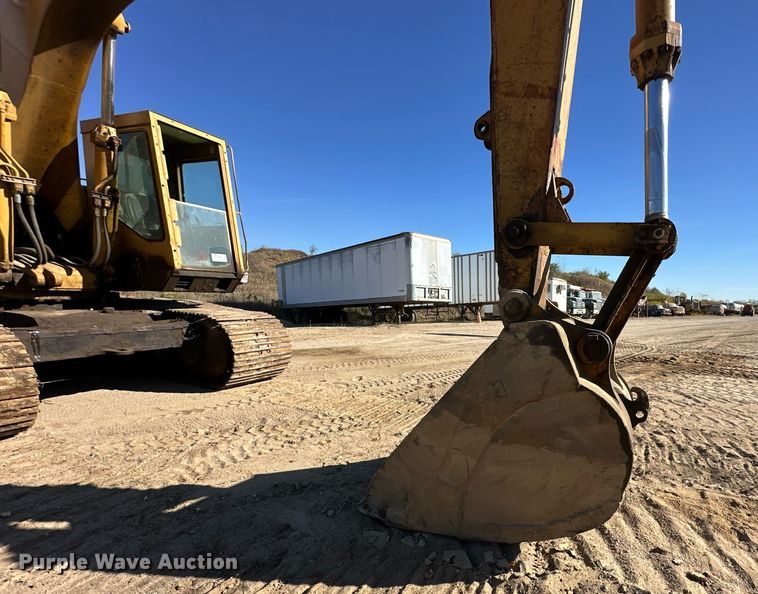 image for item DW2322 Caterpillar 235 excavator