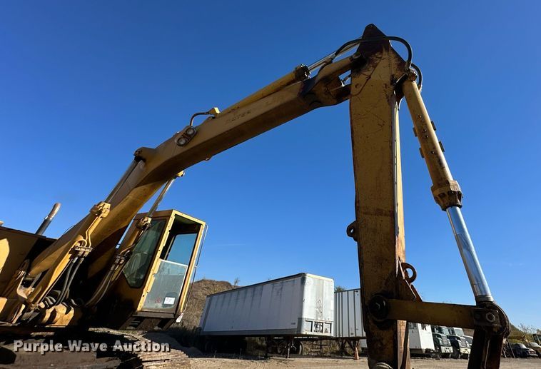 image for item DW2322 Caterpillar 235 excavator