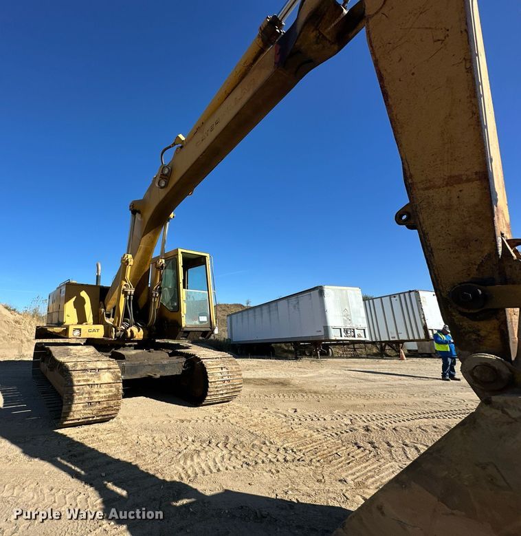 image for item DW2322 Caterpillar 235 excavator