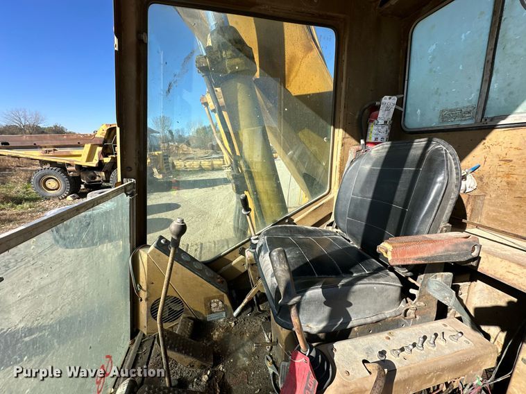 image for item DW2322 Caterpillar 235 excavator