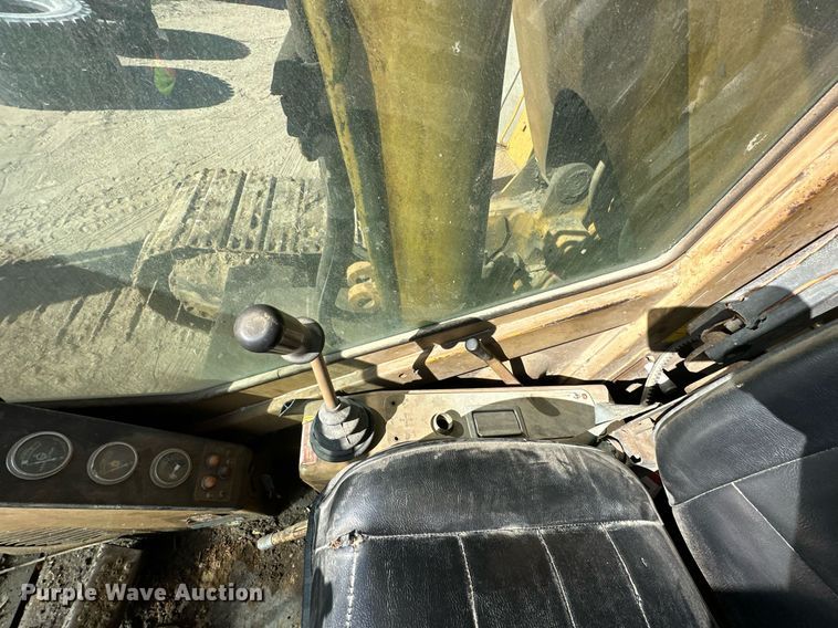 image for item DW2322 Caterpillar 235 excavator