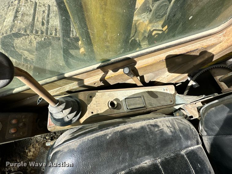 image for item DW2322 Caterpillar 235 excavator