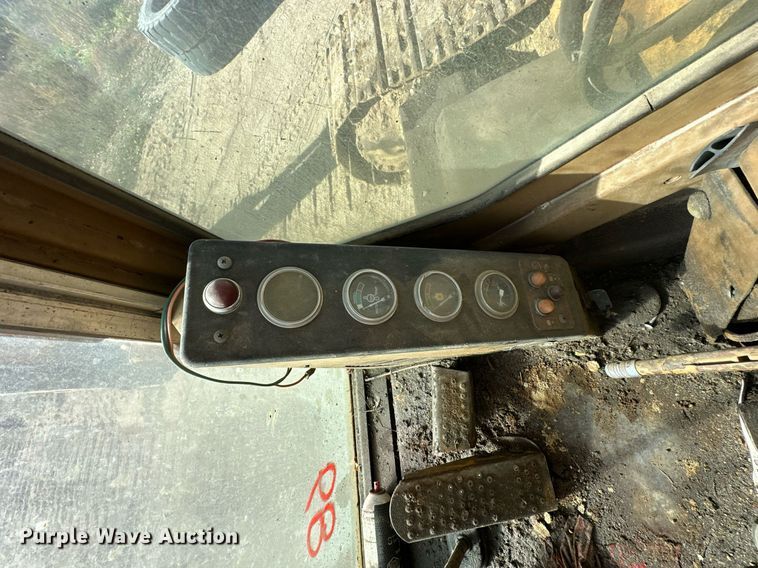 image for item DW2322 Caterpillar 235 excavator