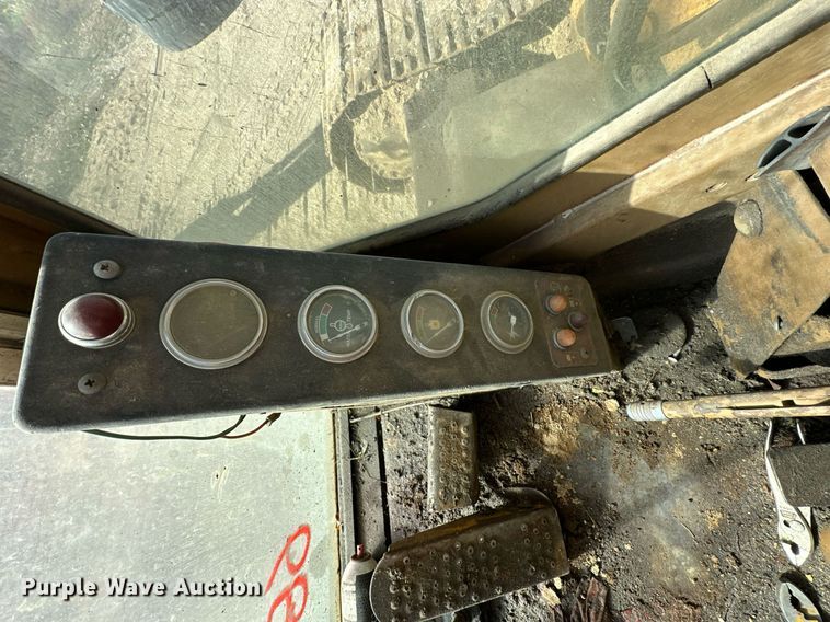 image for item DW2322 Caterpillar 235 excavator