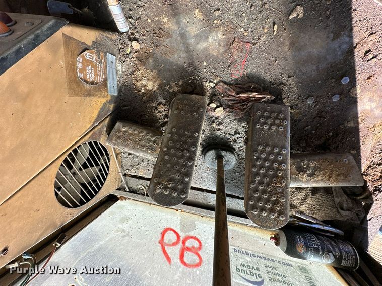 image for item DW2322 Caterpillar 235 excavator