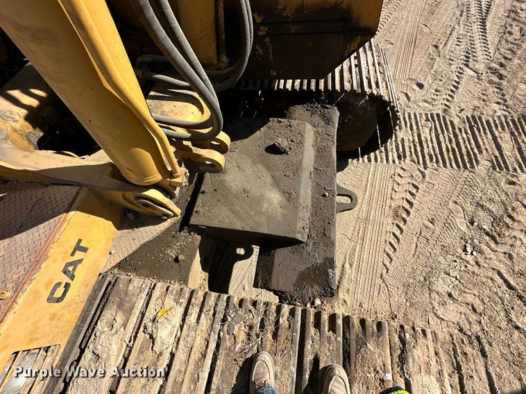 image for item DW2322 Caterpillar 235 excavator