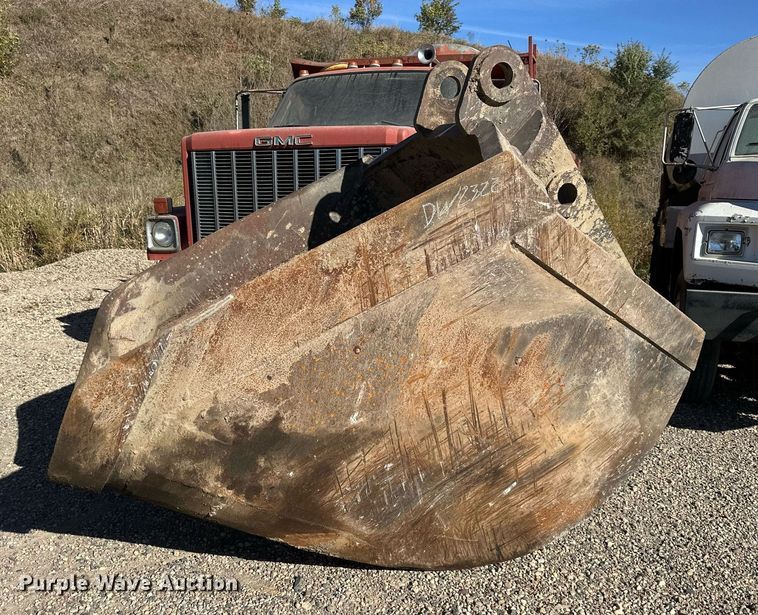 image for item DW2322 Caterpillar 235 excavator