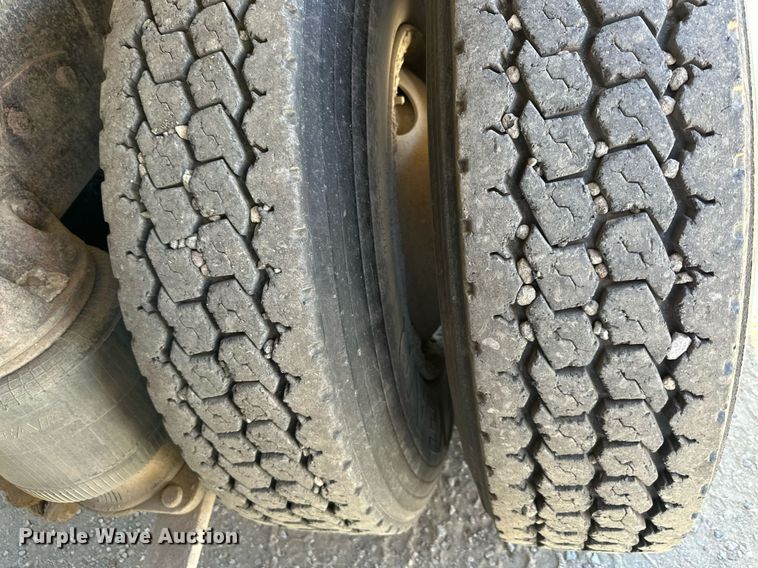 image for item DW2325 1994 Mack RD688S dump truck