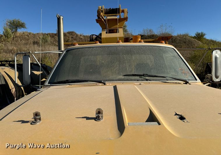 image for item DW2327 1991 Ford F800 crane truck