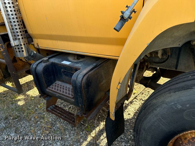 image for item DW2327 1991 Ford F800 crane truck