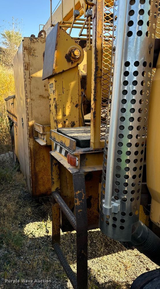 image for item DW2327 1991 Ford F800 crane truck