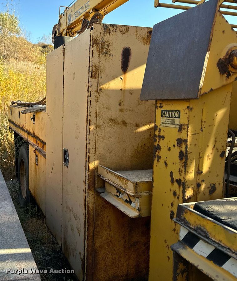 image for item DW2327 1991 Ford F800 crane truck