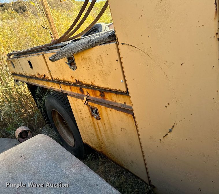 image for item DW2327 1991 Ford F800 crane truck