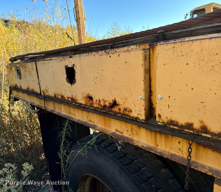 image for item DW2327 1991 Ford F800 crane truck