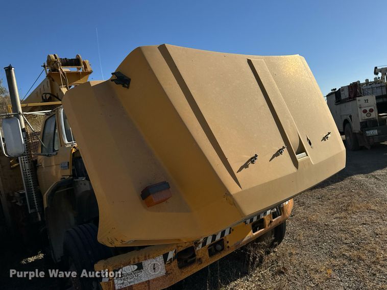 image for item DW2327 1991 Ford F800 crane truck