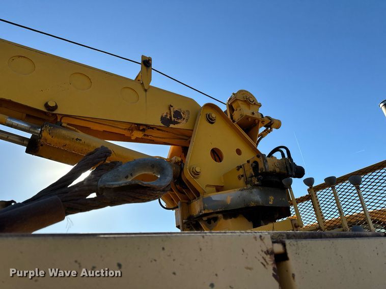 image for item DW2327 1991 Ford F800 crane truck