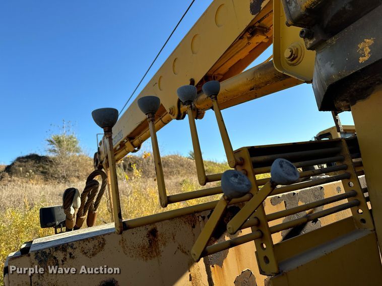 image for item DW2327 1991 Ford F800 crane truck