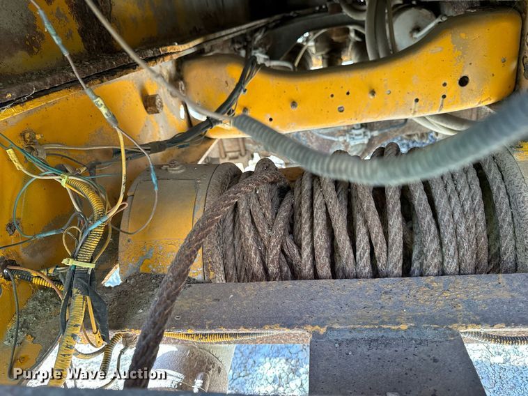 image for item DW2327 1991 Ford F800 crane truck