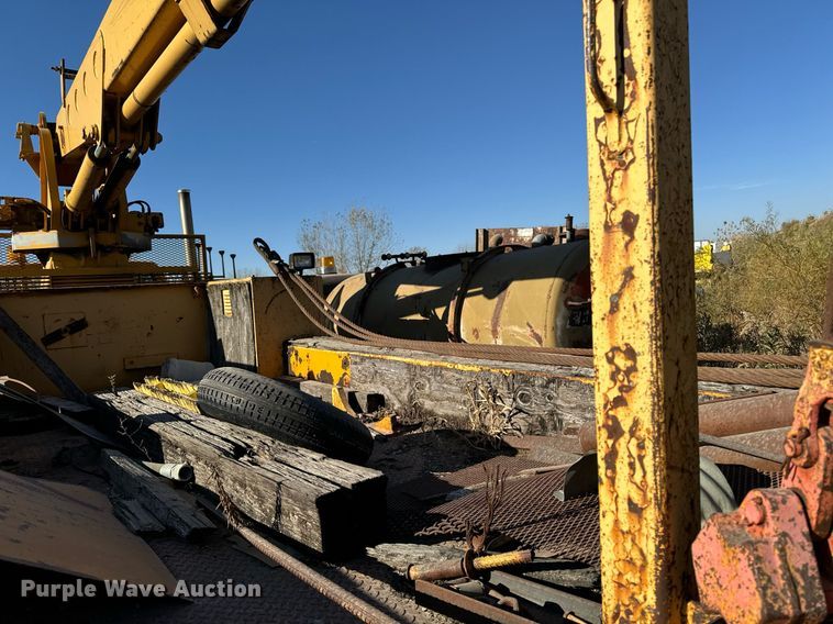 image for item DW2327 1991 Ford F800 crane truck