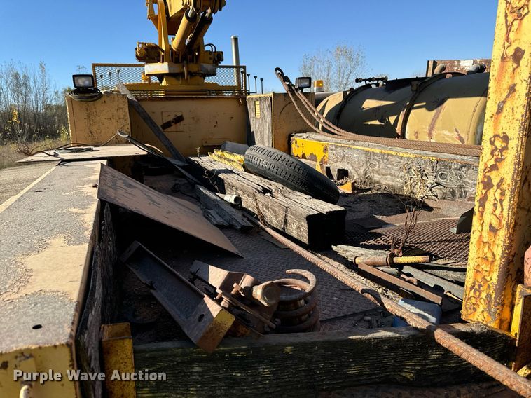 image for item DW2327 1991 Ford F800 crane truck