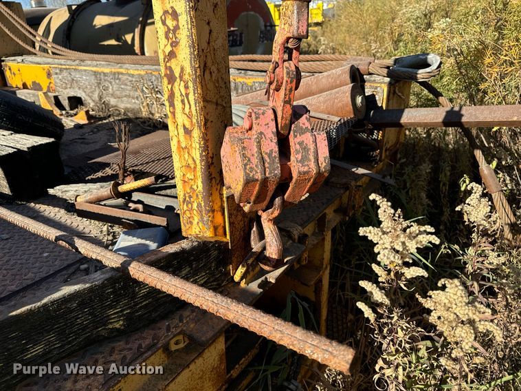 image for item DW2327 1991 Ford F800 crane truck