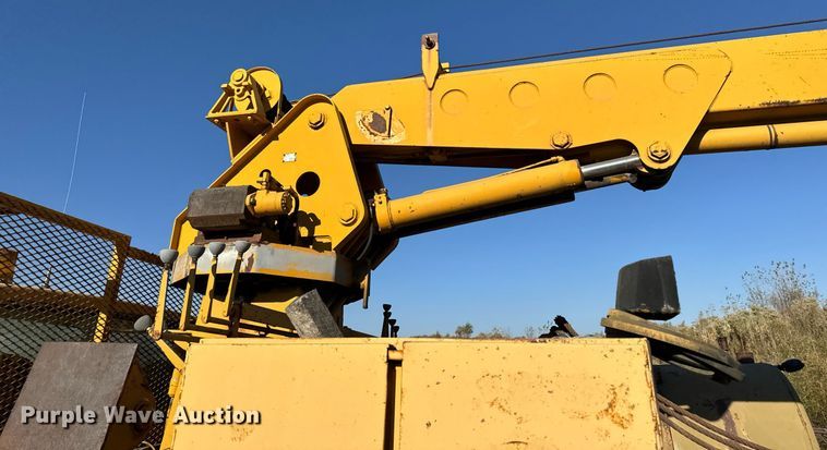 image for item DW2327 1991 Ford F800 crane truck