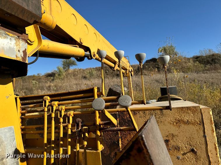 image for item DW2327 1991 Ford F800 crane truck