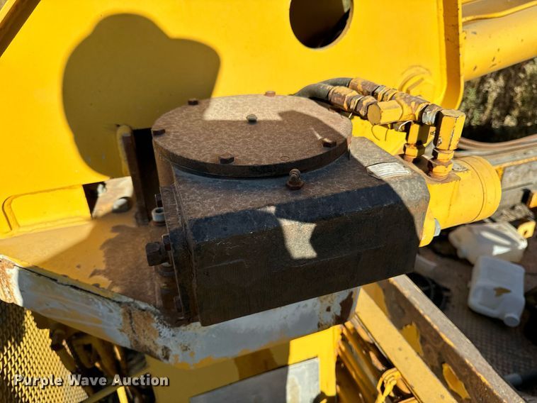 image for item DW2327 1991 Ford F800 crane truck