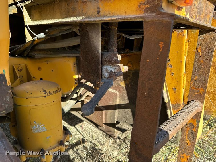 image for item DW2327 1991 Ford F800 crane truck