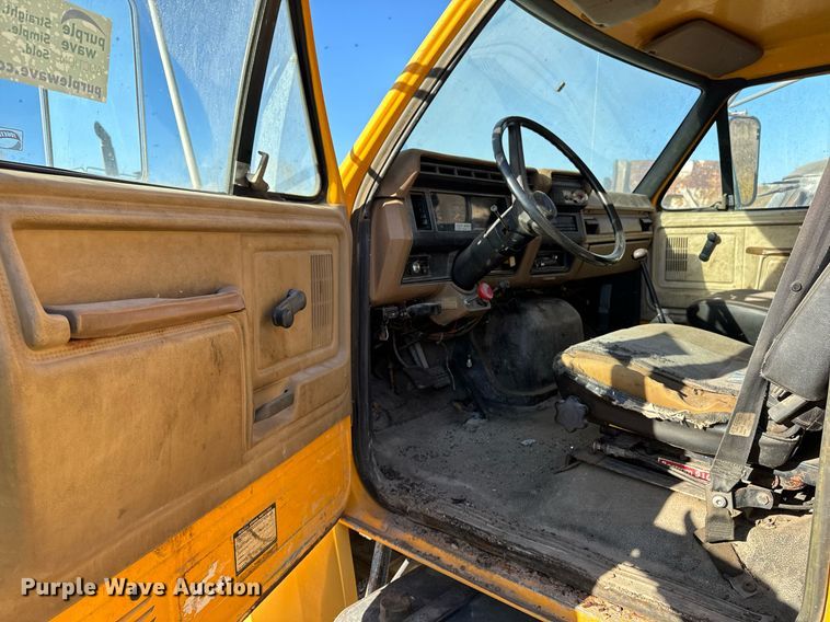 image for item DW2327 1991 Ford F800 crane truck