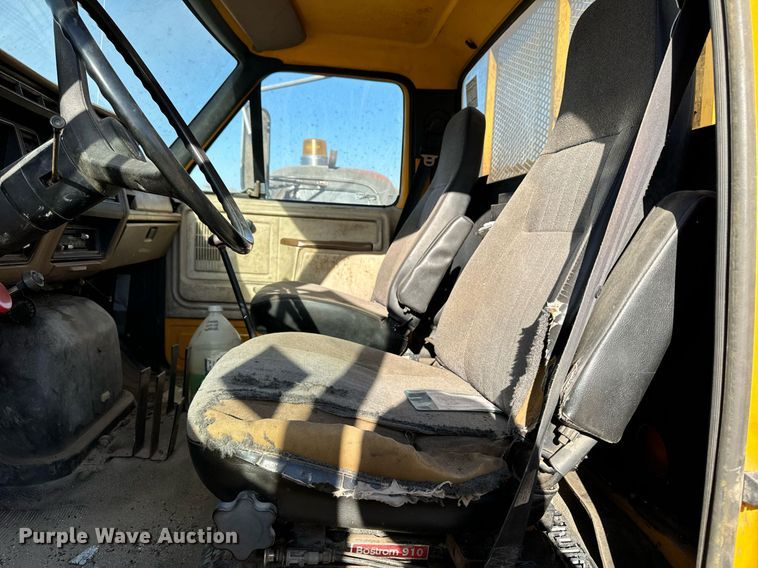 image for item DW2327 1991 Ford F800 crane truck