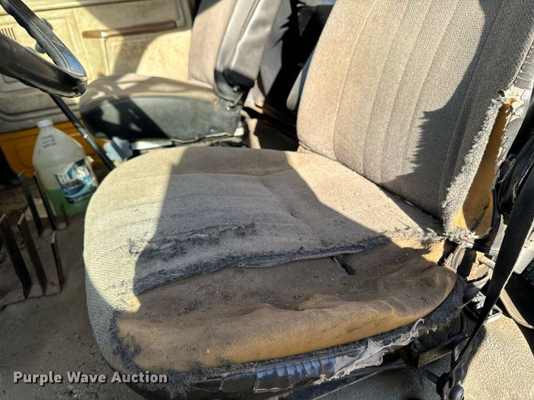 image for item DW2327 1991 Ford F800 crane truck